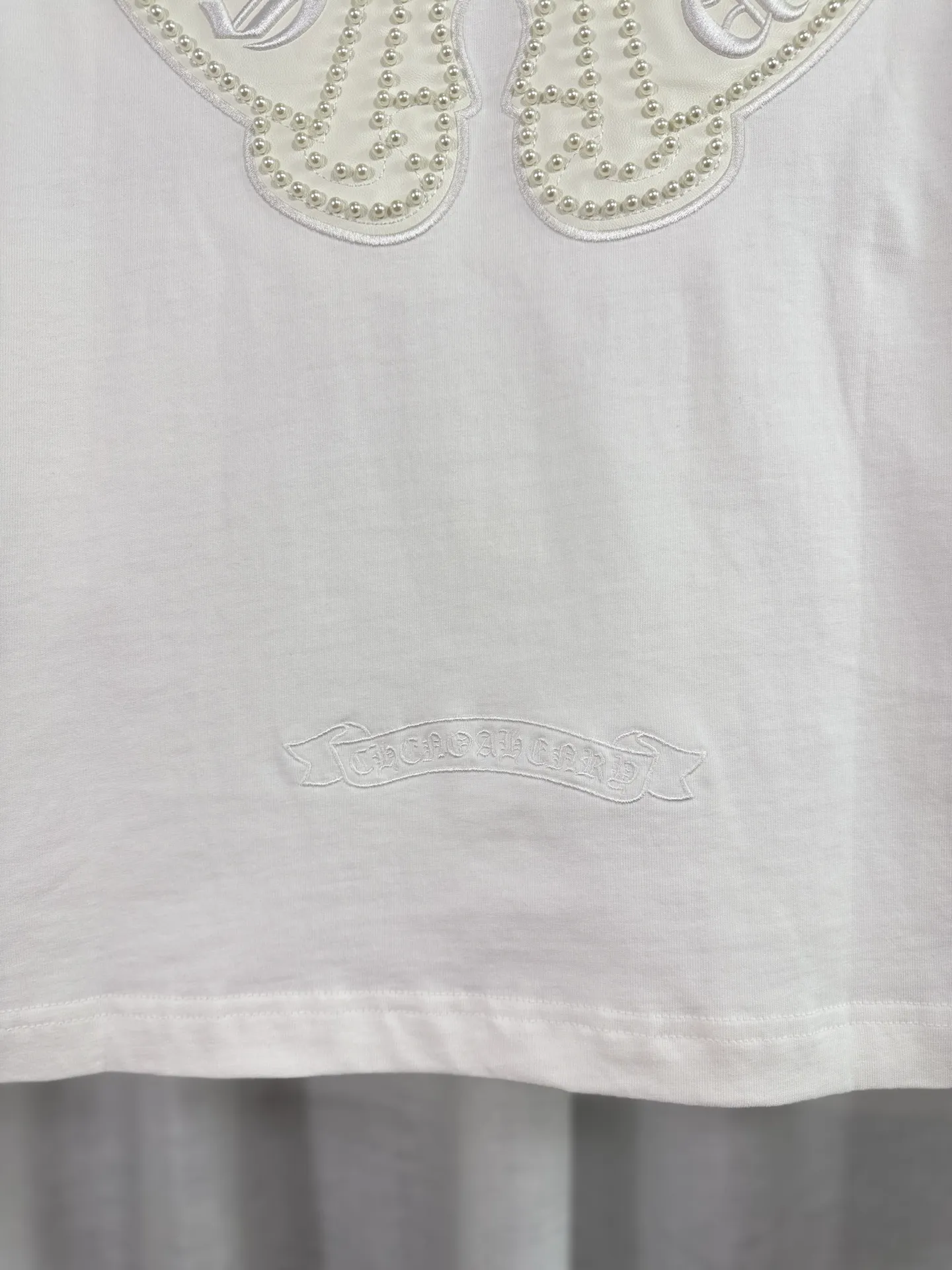 P260 top version, real shot without P, ​​different from market currency) 𝗖𝗵𝗿𝗼𝗺𝗲 𝗛𝗲𝗮𝗿𝘁𝘀/Cro Heart 2025 Autumn and Winter Pearl Compass Casual Long Sleeve 👑The highest version! Customized fabric 320g fabric! Pearl compass, genuine leather cut. Best-selling model at the counter. Very comfortable to wear. Accessories: original molded and authenticated collar label➕100% silk wash label. Genuine purchase-grade original hangtag➕matching hanging rope➕3D hanging beads➕original packaging bag. Craftsmanship: The original version has consistent wiring! The highest version of the armhole matching technique! Color: White Black Size: S M L XL Style No.: 5170